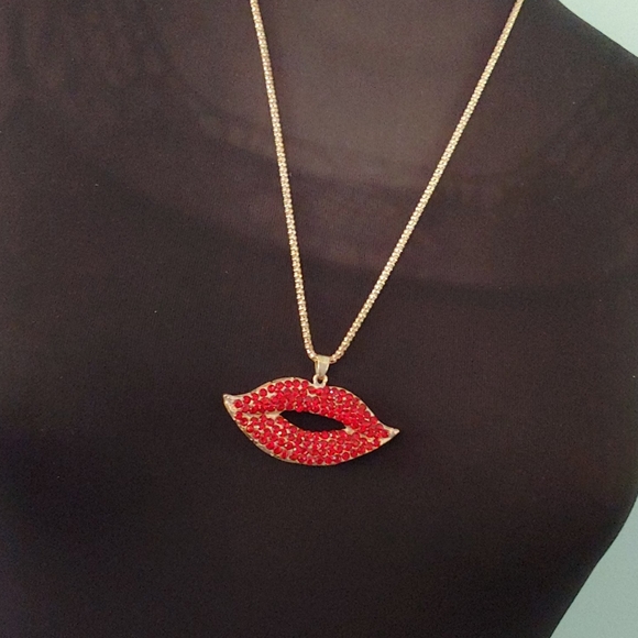 Jewelry - 5/$20.⭐ Lip necklace